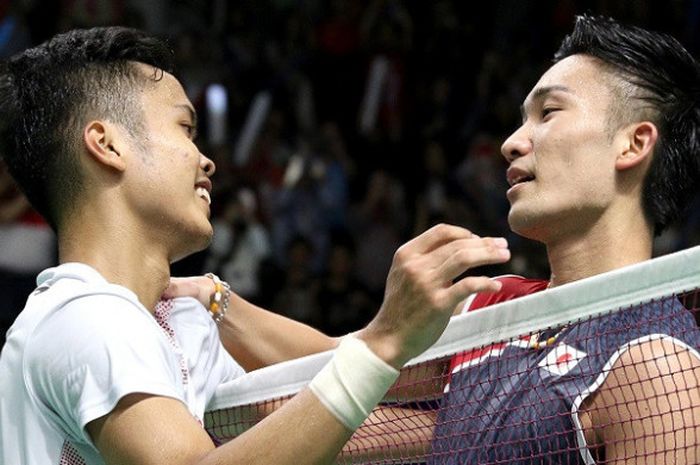   Pebulu tangkis tunggal putra Indonesia, Anthony Sinisuka Ginting, bersalaman dengan Kento Momota (Jepang). Anthony atas Momota, dengan skor 21-18, 21-18, pada laga yang berlangsung di Istora Senayan, Jakarta, Sabtu (25/8/2018).   