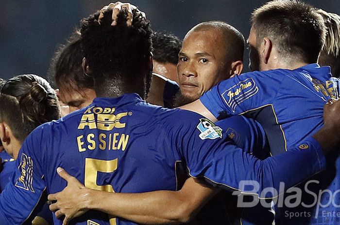 Pemain Persib Bandung merayakan gol saat melawan Persija Jakarta dalam laga lanjutan Liga 1 di Stadion Gelora Bandung Lautan Api, Kab. Bandung, Sabtu (22/7/2017)