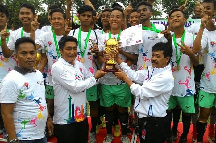 Bupati Magelang Zainal Arifin dan Asdep Sentra dan SKO Teguh Raharjo keduanya memegang Piala Menpora U-14 sebelum menyerahkan kepada Tim Jabar, disaksikan Ketua BLisPI Subagja Suihan.
