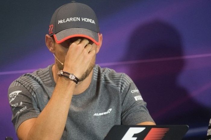 Pebalap McLaren-Honda asal Inggris, Jenson Button, menghadiri konferensi pers di Sirkuit Monaco, Monte Carlo, Rabu (24/5/2017).