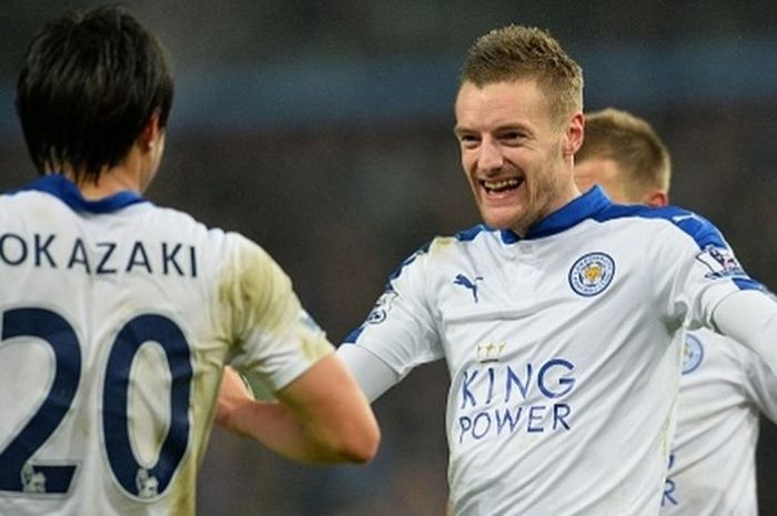 Shinji Okazaki merayakan gol Leicester ke gawang Aston Villa bersama Jamie Vardy, Sabtu (16/1/2016).