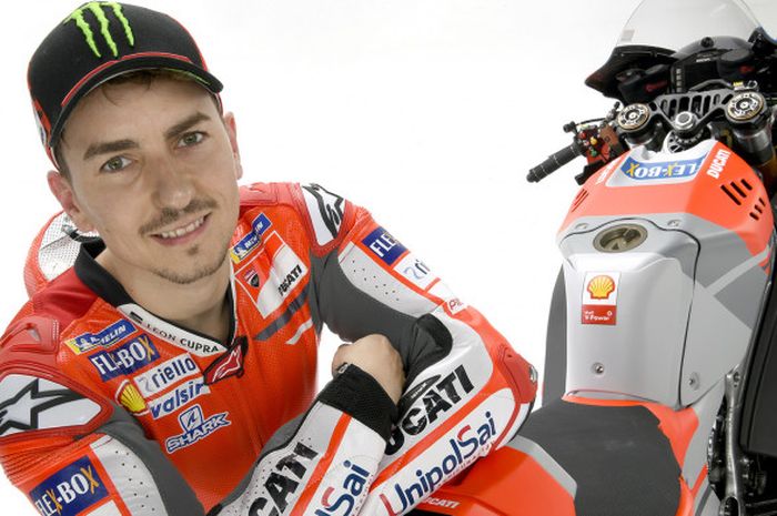 Pebalap tim Ducati, Jorge Lorenzo, berpose dengan motor barunya yang akan dipakai untuk mengarungi MotoGP musim 2018.    