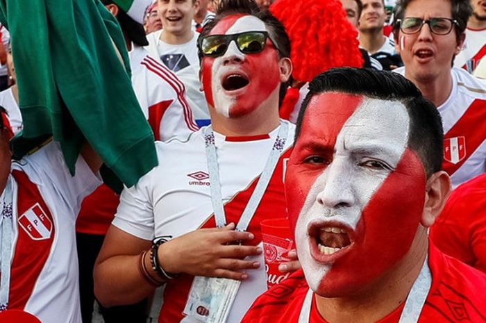Fan Peru layangkan protes keras kepada maskapai penerbangan Utair, karena mengancam keselamatan mereka. 