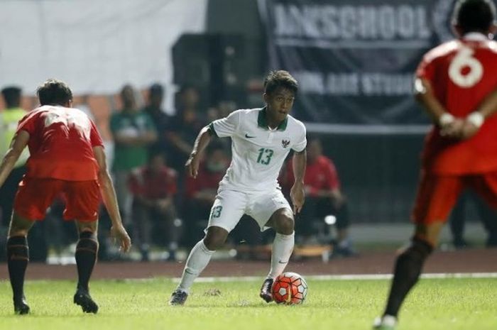 Penyerang sayap timnas Indonesia U-22, Febri Hariyadi, berusaha mengelabui dua pemain Persija pada uji coba di Stadion Patriot, Kota Bekasi, Rabu (5/4/2017) malam.