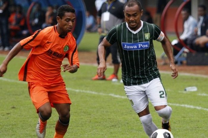 Pemain Persebaya Surabaya, Mat Halil (kanan), dalam pertandingan Piala Dirgantara menghadapi PSN Ngada.