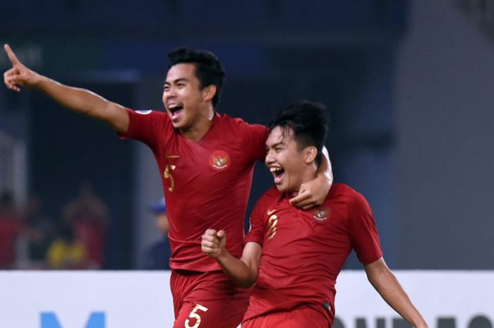 Dua pemain timnas U-19 Indonesia, Nurhidayat Haji Haris dan Witan Sulaeman, melakukan selebrasi pada laga melawan Taiwan di Stadion Utama Gelora Bung Karno (SUGBK), Jakarta, Kamis (18/10/2018).