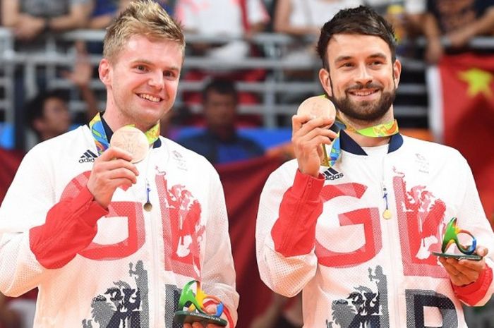 Pasangan ganda putra Inggris Raya, Marcus Ellis (kiri) dan Chris Langridge, berfoto dengan medali pe