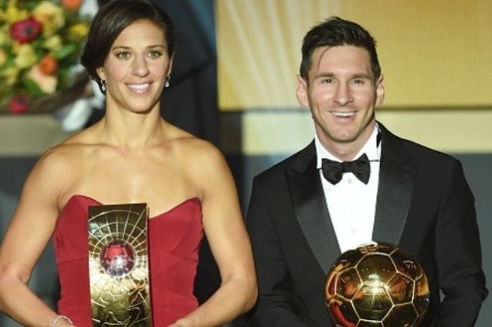 Carli Lloyd (kiri), bersama Lionel Messi menerima penghargaan FIFA Ballon d'Or di Kongresshaus, Swiss, pada 11 Januari 2016.