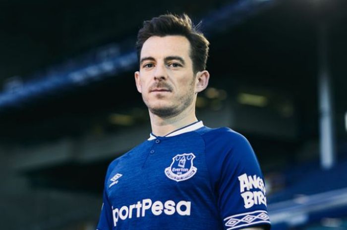 Leighton Baines menjadi model jersey home Everton untuk musim 2018/2019.