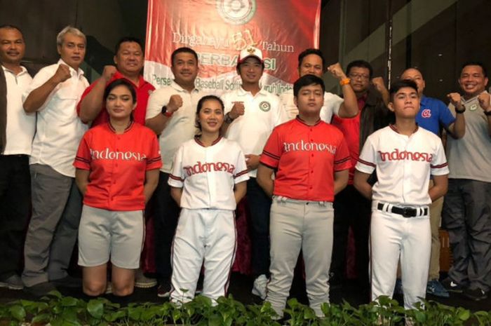 Pengurus PB Perbasasi memamerkan jersey baru tim nasional softball Indonesia.