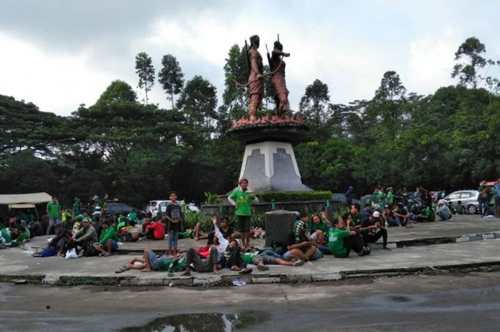 Bonek mulai hijaukan Stadion Manahan Solo, Sabtu (3/2/2018)