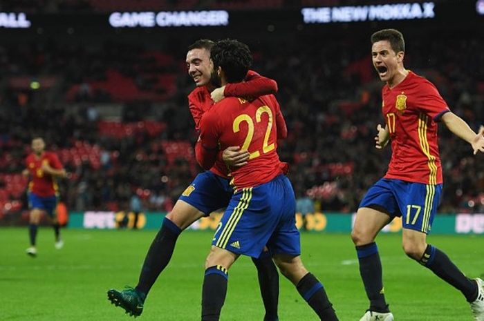 Penyerang Spanyol, Iago Aspas, berpelukan dengan Isco, untuk merayakan gol ke gawang Inggris dalam pertandingan persahabatan di Stadion Wembley, London, Inggris, 15 November 2016.