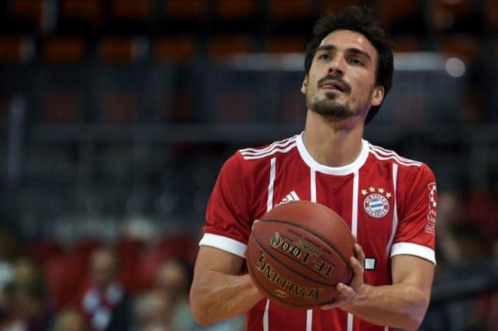 Bek Bayern Muenchen, Mats Hummels, melempar bola basket dalam acara kerja sama sponsor di Munich, Jerman, 29 November 2017.