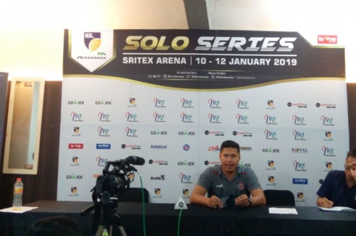 Pelatih NSH Jakarta, Wahyu Widayat Jati, ketika menjalani sesi konferensi pers setelah mengalahkan Satya Wacana Salatiga pada lanjutan IBL Pertamax 2018-2019 Seri IV Solo di Sritex Arena, Sabtu (12/1/2019).