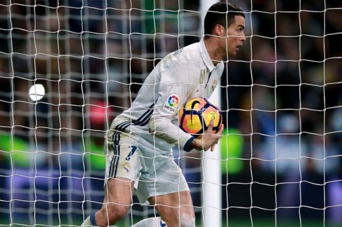 Bintang Real Madrid, Cristiano Ronaldo saat mengambil bola setelah mencetak gol keduanya ke gawang Las Palmas dalam pertandingan La Liga di Santiago Bernabeu, 01 Maret 2017. 