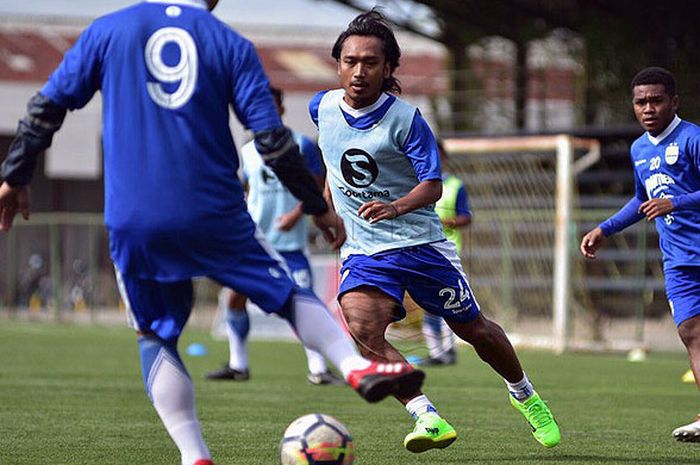 Pemain Persib Bandung berlatih di Lapangan Progresif, Rabu (14/2/2018).