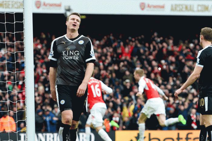 Pemain Leicester City; Robert Huth memperlihatkan kekesalannya setelah kebobolan gol saat pertandingan Barclays Premier League antara Arsenal dan Leicester City di Emirates Stadium tanggal 14 februari 2016 London.