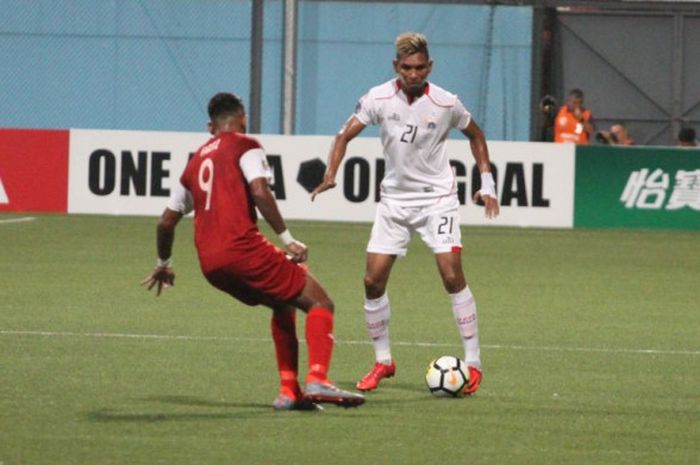 Bek kiri Persija, Valentino Telaubun (kanan) mencoba melewati bek Home United, Fariz Abdul Hameed pada laga leg pertama semifinal Piala AFC 2018 untuk zona ASEAN di Stadion Jalan Besar, Singapura, 8 Mei 2018. 