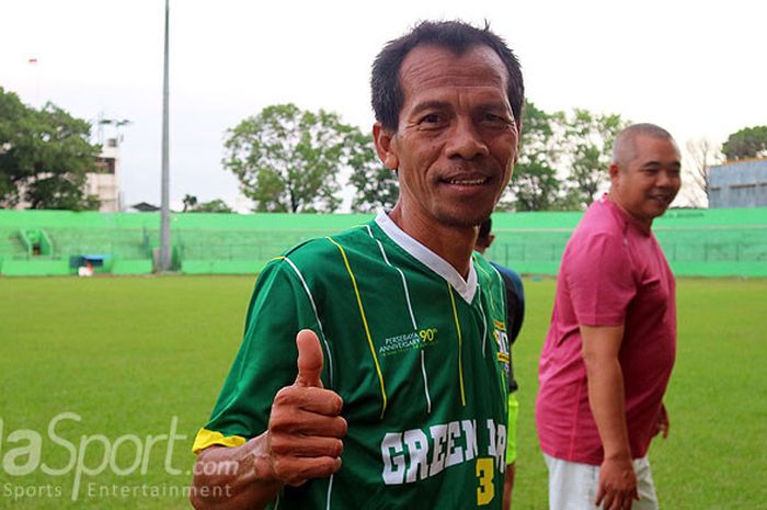 Legenda Persebaya, Yusuf Ekodono, saat tampil melawan legenda Kota Malang dalam ajang silaturahmi di Stadion Gajayana Malang, Jawa Timur, Sabtu (21/10/2017) sore.