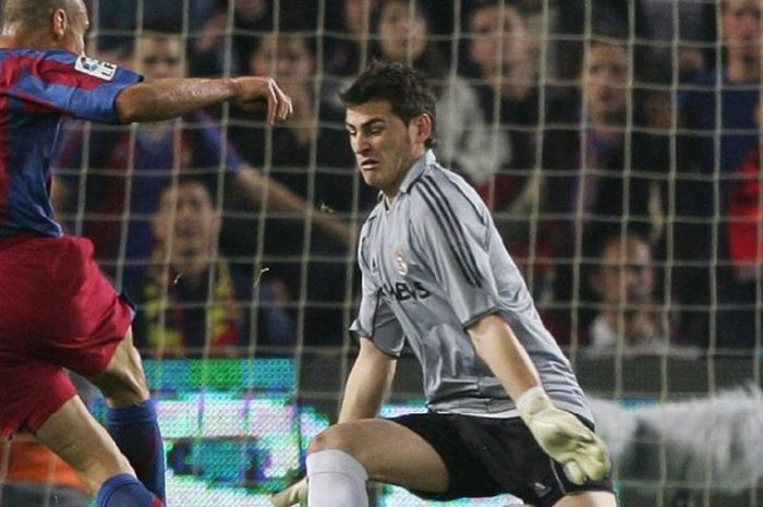  Penjaga gawang Real Madrid, Iker Casillas, menghentikan tembakan penyerang Barcelona, Henrik Larsson, pada duel Barcelona vs Madrid, 1 April 2006. 