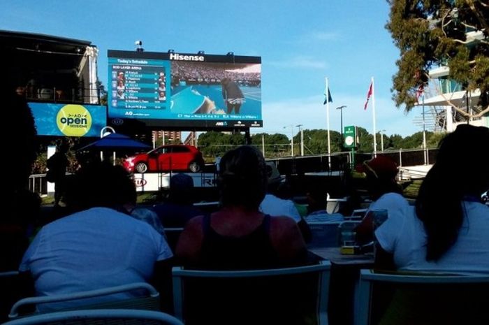 Suasana nonton bareng big screen di halaman Melbourne Park, Melbourne, pada pelaksanaan final tunggal putri Australia Terbuka 2017, Sabtu (28/1/2017).