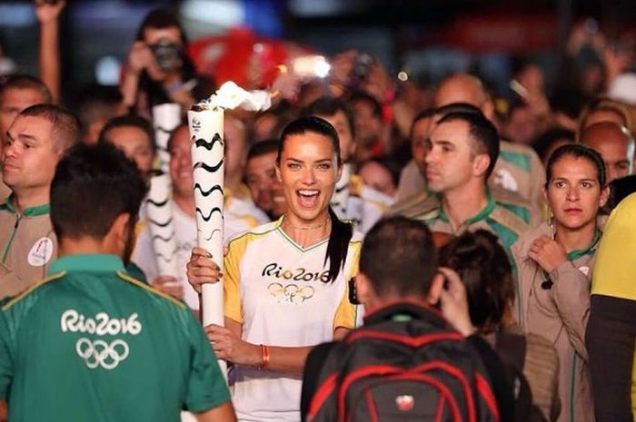 Supermodel asal Brasil, Adriana Lima, membawa obor olimpiade sepanjang Olympic Boulevard, Praca Maua, Rio, Brasil, pada Kamis (4/8/2016) waktu setempat.