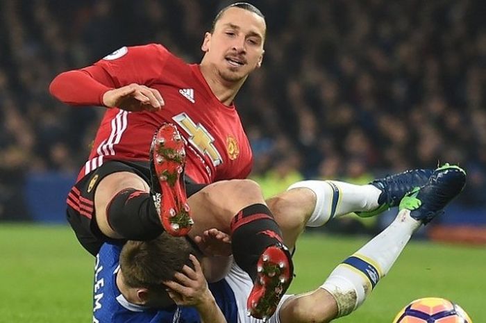 Penyerang Manchester United, Zlatan Ibrahimovic, menimpa bek Everton, Seamus Coleman, dalam laga Premier League di Goodison Park, Minggu (5/12/2016).