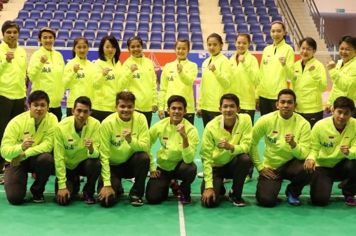 Tim Indonesia berpose di sela-sela latihan Kejuaraan Asia Beregu yang berlangsung di Nguyen Du Cultural Sport Club, Ho Chi Minh City, Vietnam, Senin (13/1/2017).