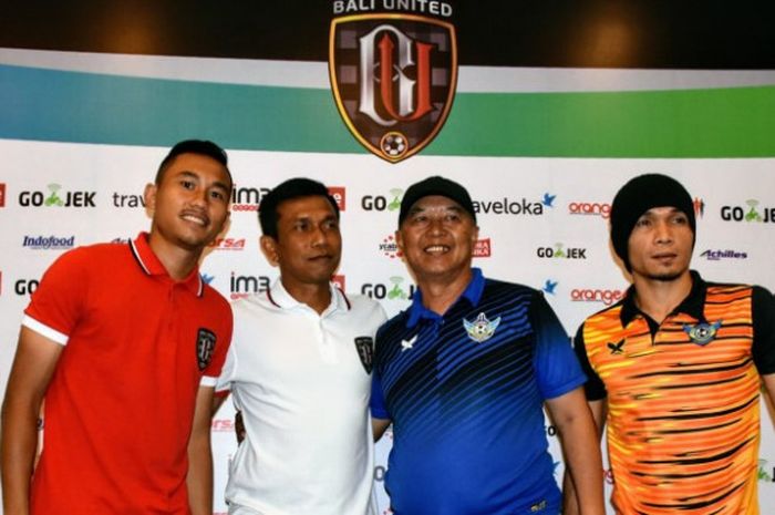 Pelatih Bali United, Widodo C Putro (dua dari kiri) dan pelatih Persegres, Hanafi (dua dari kanan) pada saat jumpa pers pra-laga kedua tim di Kuta, Sabtu (11/11/2017).