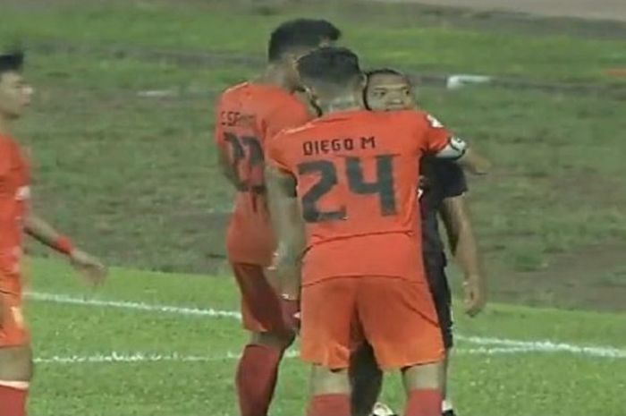 Bek Borneo FC, Diego Michiels terlihat memeluk striker PSM Makasar, Ferdinand Sinaga pada laga antara kedua tim di Stadion Andi Matalatta, Makassar, Sabtu (19/5/2018).