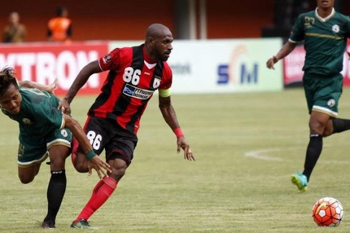 Kapten sekaligus penyerang Persipura, Boaz Solossa (86) mencoba lepas dari hadangan pemain PSS Sleman pada laga pembukaan Piala Presiden 2017 di Stadion Maguwoharjo, Sleman, Sabtu (4/2/2017) sore. 