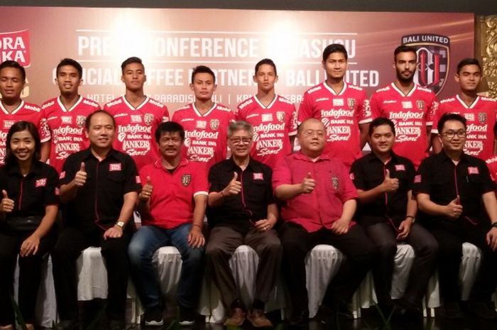 Indra Sjafri dan CEO Bali United, Yabes Tanuri (duduk keempat dari kanan) mendampingi Sales & Marketing Direktor PT. Torabika, Goesnawan (tengah) berfoto bersama skuat Bali United