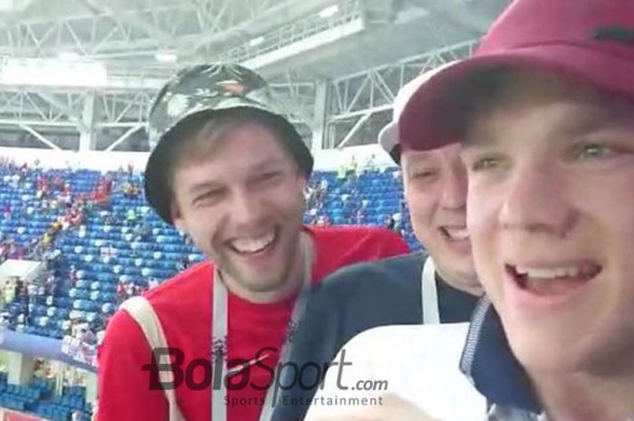 Simon (topi merah), saat ditemui oleh BolaSport.com seusai pertandingan timnas Inggris vs timnas Belgia di Kaliningrad Stadium, Jumat (29/6/2018) dini hari WIB.
