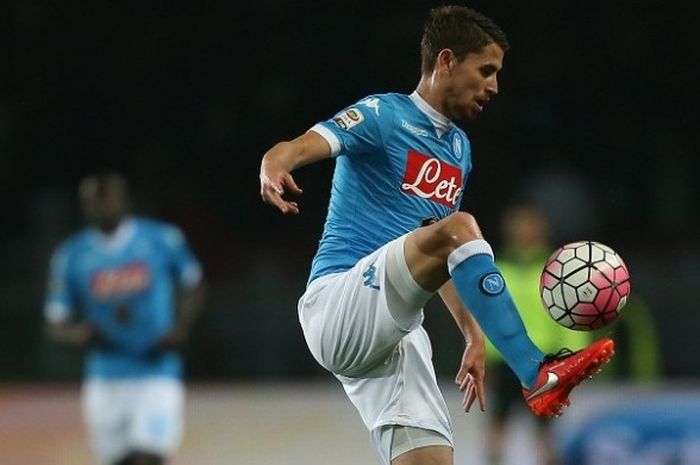 Gelandang Napoli, Jorginho, beraksi dalam partai Liga Italia lawan Torino di Stadion Olimpico di Torino, 8 Mei 2016.