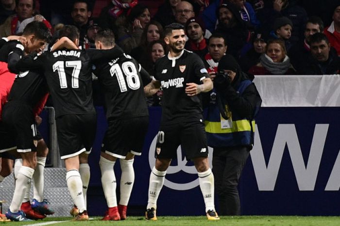 Para pemain Sevilla merayakan gol kemenangan timnya yang dicetak Joaquin Correa gawang Atletico Madrid dalam laga leg 1 babak perempat final Copa del Rey 2017-2018 di Stadion Wanda Metropolitano, Madrid, Spanyol, pada Rabu (17/1/2018).
