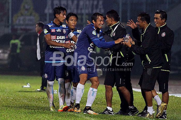 Pemain Arema dan ofisial tim merayakan kemenangan mereka atas Semen Padang dalam laga pekan ke-32 Liga 1 di Stadion Kanjuruhan Malang, Jawa Timur, Sabtu (04/11/2017) malam.