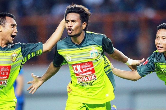 Pemain Bhayangkara FC  (kiri-kanan), M. Hargianto, Ilham Udin Armaiyn, dan Evan Dimas, merayakan gol saat melawan Persib Bandung dalam laga lanjutan Torabika Soccer Championship di Stadion Wibawa Mukti, Bekasi, pada Rabu (12/10/2016).