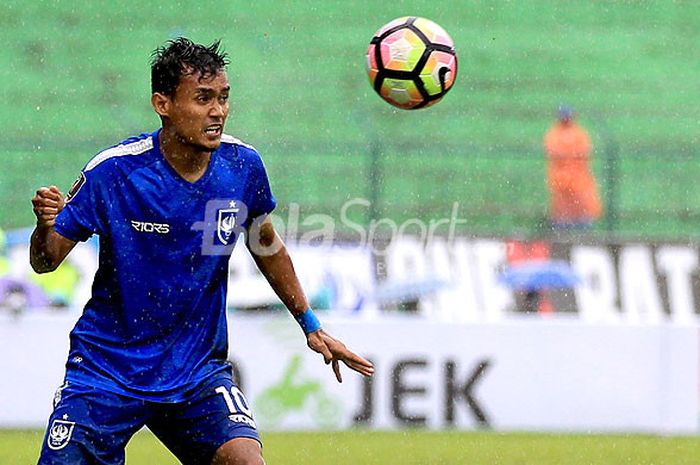 Aksi gelandang PSIS Semarang, Komarudin, saat tampil melawan Bhayangkara FC pada laga pertama Grup E Piala Presiden 2018 di Stadion Gajayana Malang, Jawa Timur, Sabtu (20/01/2018) sore.