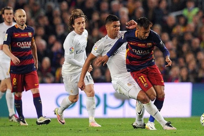 Gelandang Real Madrid, Casemiro, berupaya merebut bola dari penguasaan striker Barcelona, Neymar, dalam laga lanjutan Liga Spanyol 2015-2016 di Stadion Camp Nou, Barcelona, (2/4/2016).