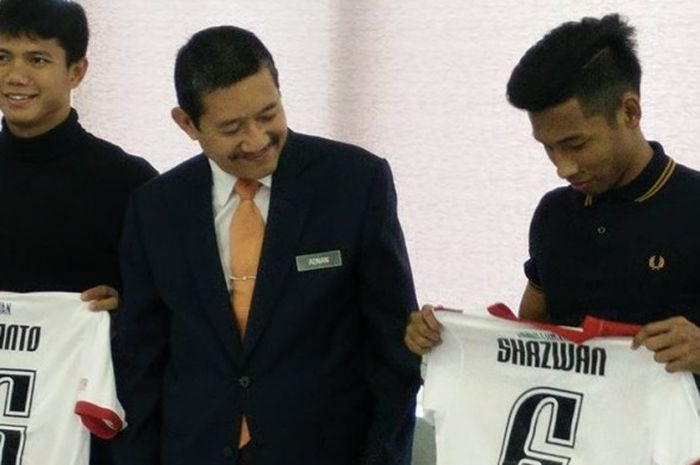 Bek asal Indonesia, Achmad Jufriyanto (kiri) dan winger Syazwan Andik (kanan) diperkenalkan sebagai pemain anyar Kuala Lumpur FA pada Senin (29/1/2018).