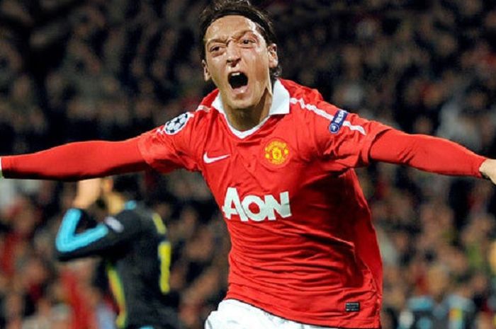 Ilustrasi Mesut Oezil berkostum Manchester United