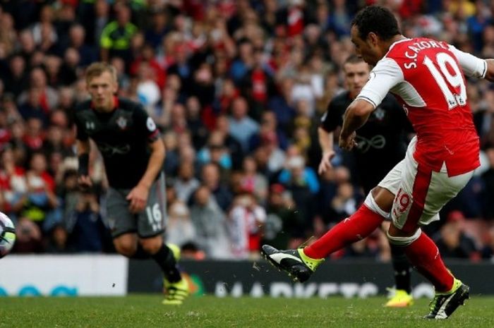 Santi Cazorla melepaskan tembakan saat Arsenal melawan Southampton pada partai lanjutan Premier League di Stadion Emirates, 10 September 2016.