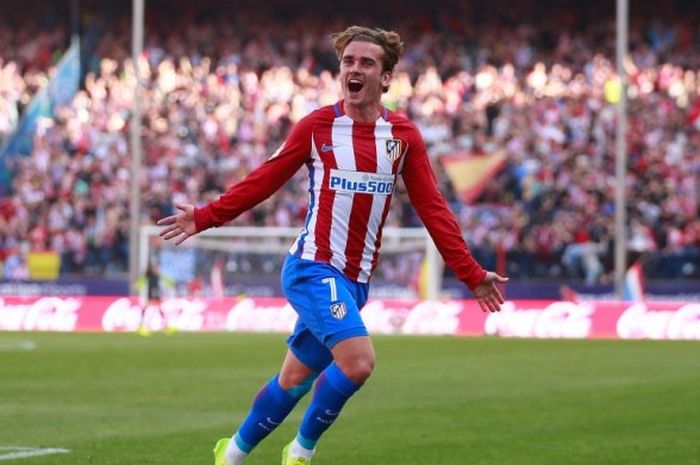 Penyerang Atletico Madrid, Antoine Griezmann, merayakan gol yang dia cetak ke gawang Sevilla dalam pertandingan La Liga di Stadion Vicente Calderon, Madrid, Spanyol, pada 19 Maret 2017.