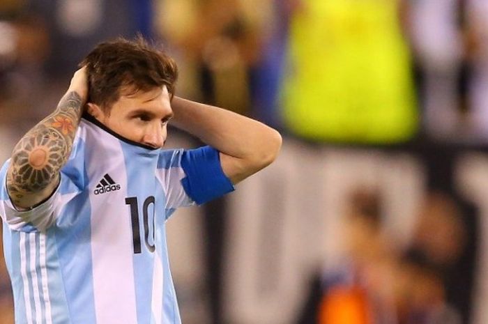 Lionel Messi meratapi kegagalan mengekeskusi penalti saat Argentina melawan Cile pada final Copa America di MetLife Stadium, Minggu (26/6/2016) atau Senin pagi WIB.
