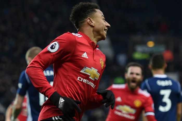 Gelandang Manchester United, Jesse Lingard, merayakan gol yang dia cetak ke gawang West Bromwich Albion dalam laga Liga Inggris di Stadion The Hawthorns, West Bromwich, pada 17 Desember 2017.