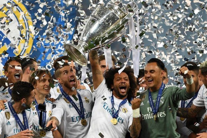 Para pemain Real Madrid mengangkat trofi seusai mengalahkan Liverpool dalam final Liga Champions  di NSC Olimpiyskiy Stadium, Kyiev, Sabtu (26/5/2018).