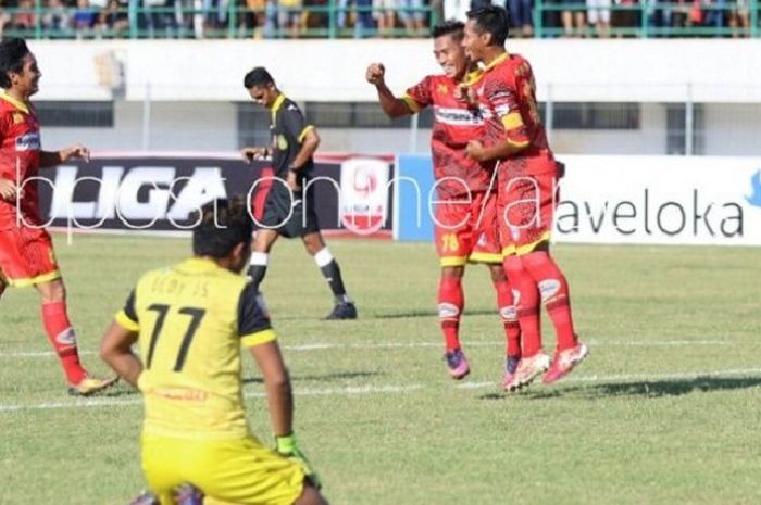 Pemain Martapura FC merayakan gol ke gawang Persiwa Wamena, di Stadion Demang Lehman Martapura, Senin (9/10/2017) 