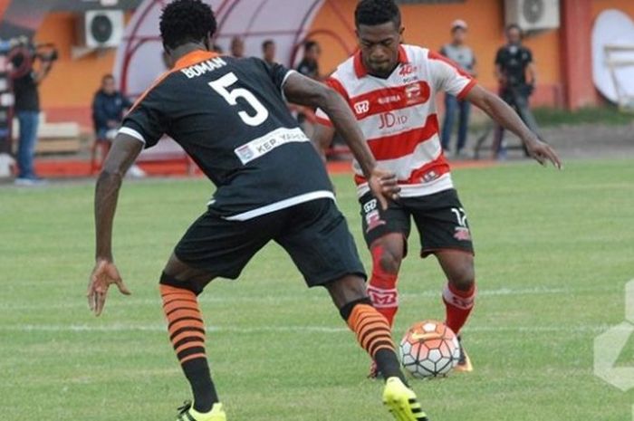 Bek asal Pantai Gading, Boman Aime (5) saat membela Perseru yang dijamu Madura United pada TSC 2016. 