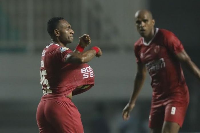 Selebrasi Titus Bonai seusai mengklaim menjadi pencetak gol PSM pada laga kontra PS TNI dalam pekan keenam Liga musim 2017 di Stadion Pakansari, Cibinong, Kabupaten Bogor, Senin (15/5/2017).