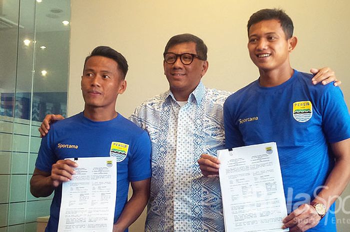 Komisaris PT Persib Bandung Bermartabat (PBB), Kuswara S Taryono (tengah), memperkenalkan dua pemain anyar Persib, Ghozali Siregar (kanan) dan Muchlis Hadi Ning (kanan) di Graha Persib, Kota Bandung, Jumat (2/2/2018).